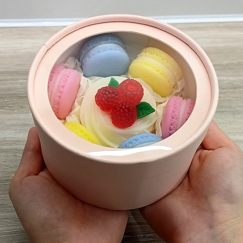 Подарочная коробка с мылом в руках